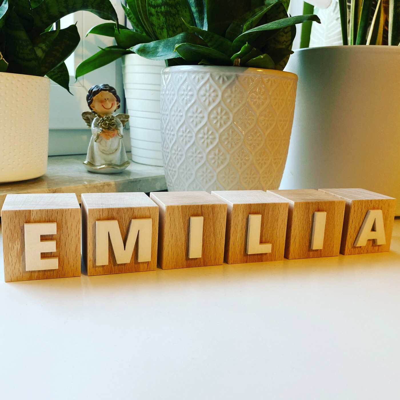 Imię Emilia z Literami 3D, naturalny klocek z białymi literami, wteklocki.pl